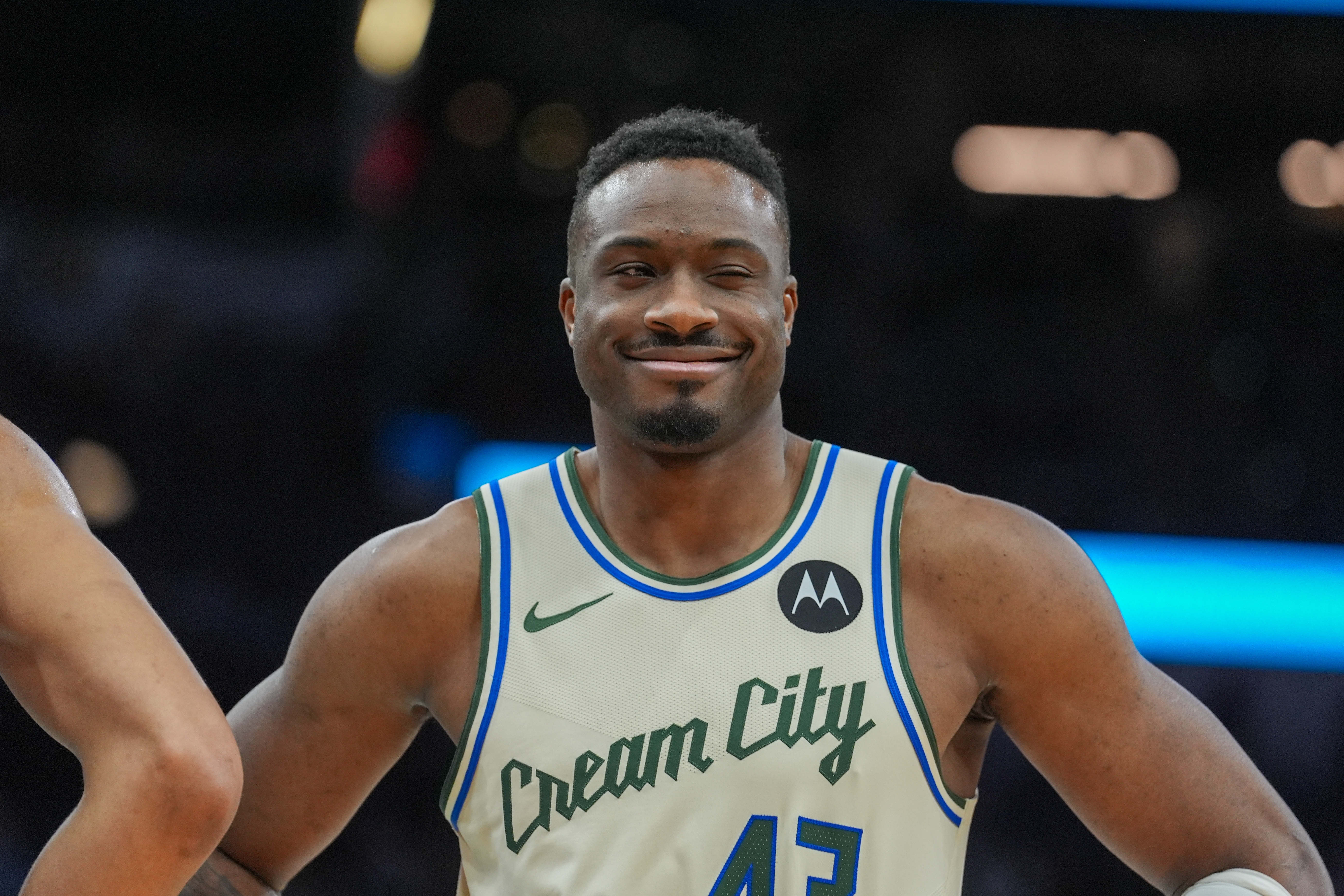 世界杯客户端安装说明-咋投的？部分拿到球员投票的球员：字母哥哥6票 尼昂10票 布朗尼2